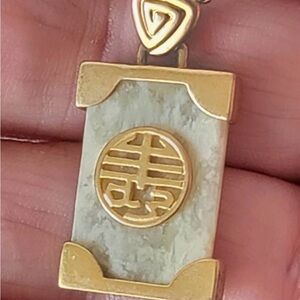 Avon Vintage Pendant with 24” gold tone necklace